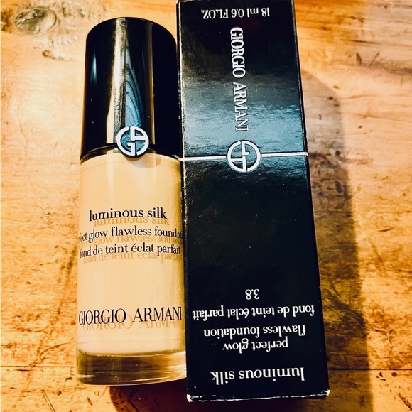 Giorgio Armani Luminous Silk Foundation - Picture 2 of 7